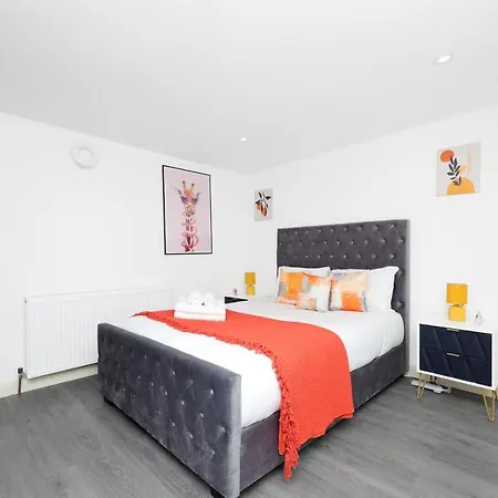2 Bed Basement Apartment Short Term Rental & Flexible Renting Shoreditch With Free Wifi ! *