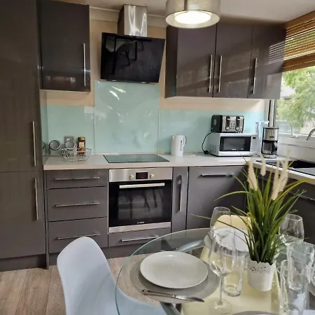 2 Bedrooms Flat In Great Location! *