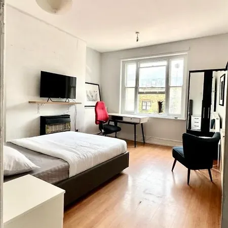 Whitechapel Station Homestay *