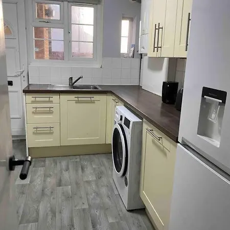 Kenton Apartment- Wembley Links