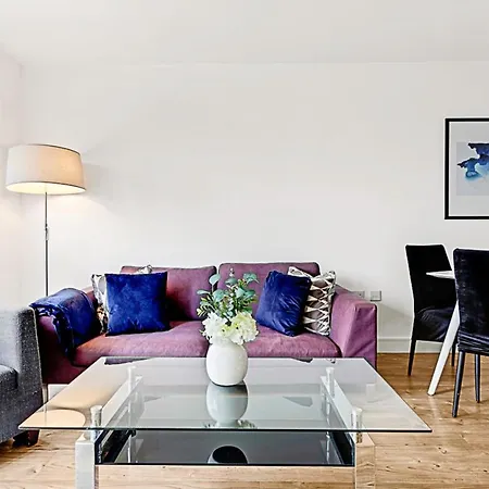 Beautiful In Surrey Quays Apartment