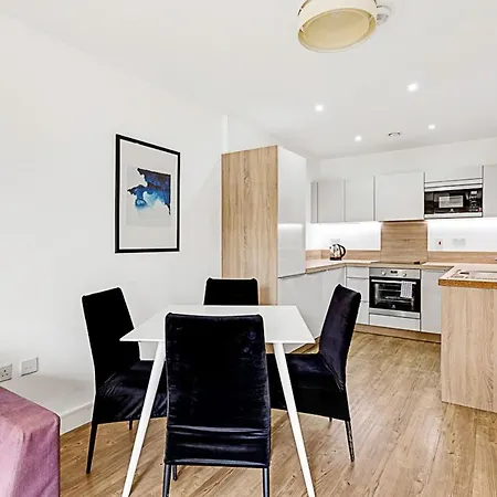 Beautiful In Surrey Quays Apartment