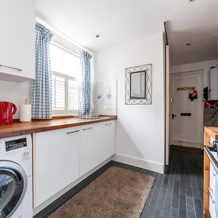 Charming And Spacious 1 Bedroom Flat In Battersea London