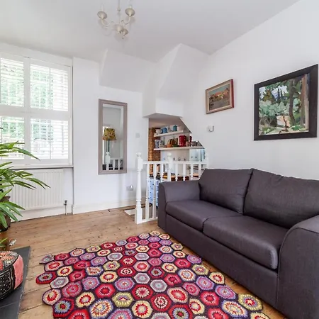 Charming And Spacious 1 Bedroom Flat In Battersea *