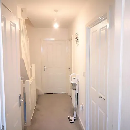 Apartamento Deluxe 5 Bedroom House In Harrow, Parking, Sleeps 8, 30mins To London *