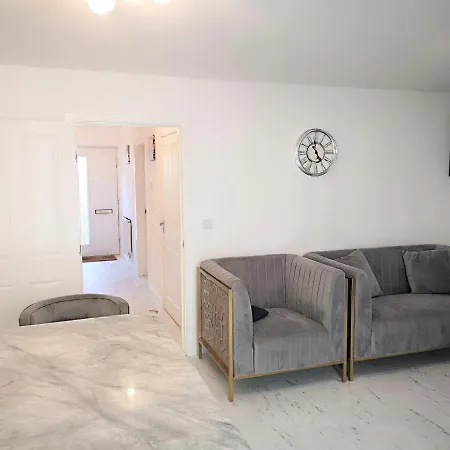 Deluxe 5 Bedroom House In Harrow, Parking, Sleeps 8, 30mins To London