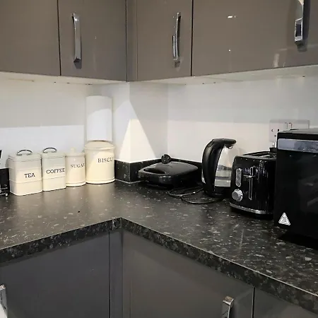 Deluxe 5 Bedroom House In Harrow, Parking, Sleeps 8, 30mins To London *