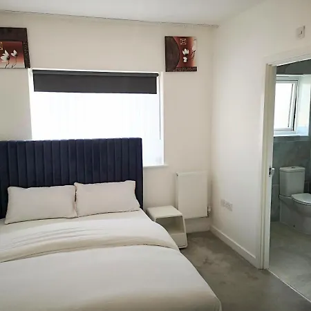 Deluxe 5 Bedroom House In Harrow, Parking, Sleeps 8, 30mins To London *