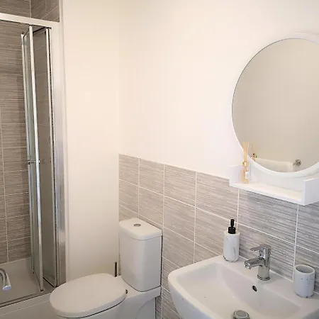 Apartment Deluxe 5 Bedroom House In Harrow, Parking, Sleeps 8, 30mins To London Hatch End