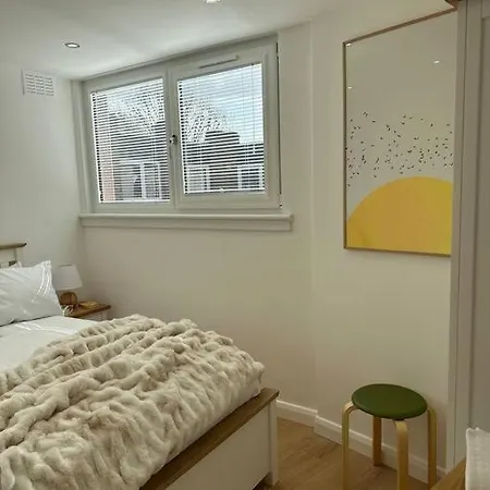 Stylish, Smart & Fun 4 Bed London