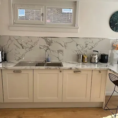 Stylish, Smart & Fun 4 Bed Apartment *