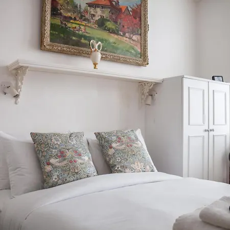 Charming And Spacious 1 Bedroom Flat In Battersea Apartment