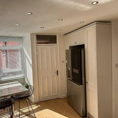 Apartment Stylish, Smart & Fun 4 Bed London