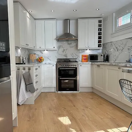 Stylish, Smart & Fun 4 Bed * London