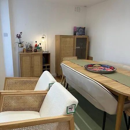Stylish, Smart & Fun 4 Bed London