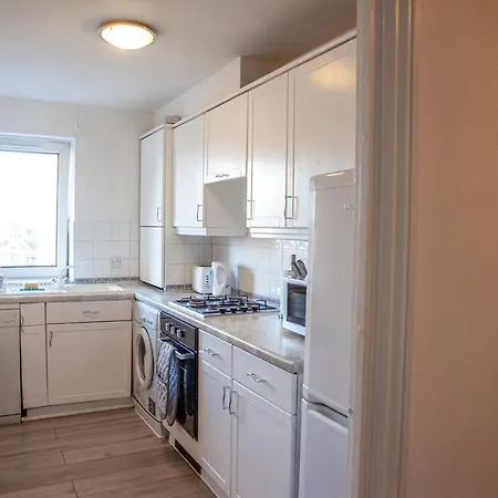 Spacious 2 Bed Flat In Wimbledon With Private Parking Apartment London