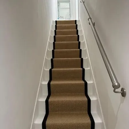 Stylish, Smart & Fun 4 Bed Apartment *