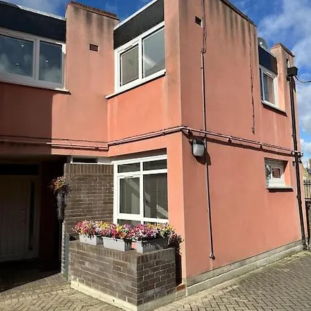 Stylish, Smart & Fun 4 Bed Apartment London