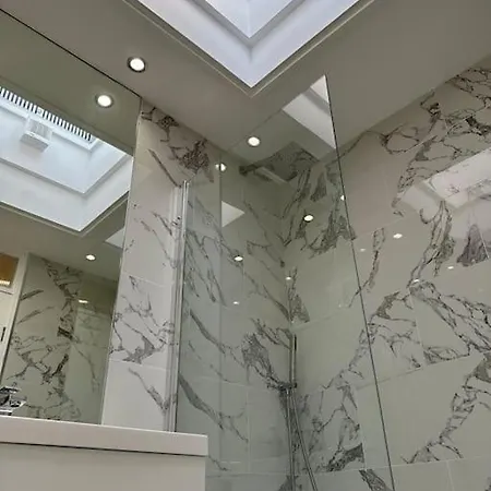 Stylish, Smart & Fun 4 Bed Apartment *