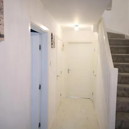 Deluxe 5 Bedroom House In Harrow, Parking, Sleeps 8, 30mins To London Apartment Hatch End