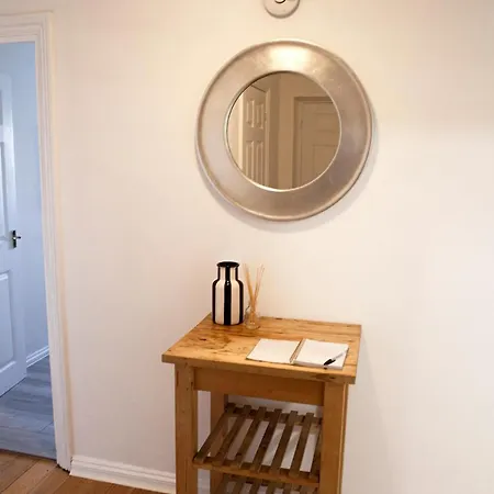 Spacious 2 Bed Flat In Wimbledon With Private Parking Apartment *