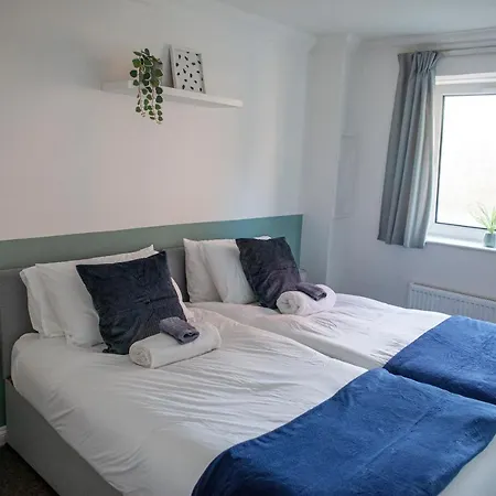 Spacious 2 Bed Flat In Wimbledon With Private Parking Apartment