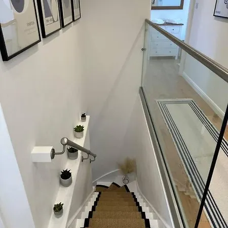 Stylish, Smart & Fun 4 Bed Apartment