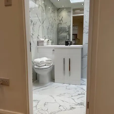 Stylish, Smart & Fun 4 Bed Apartment London