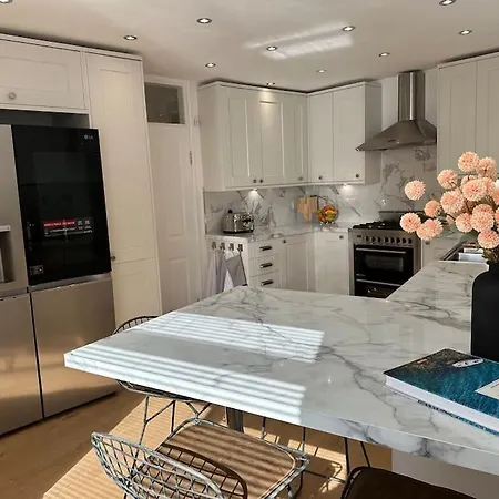 Apartment Stylish, Smart & Fun 4 Bed