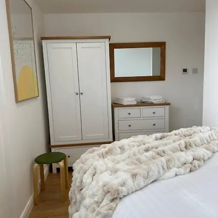 Stylish, Smart & Fun 4 Bed