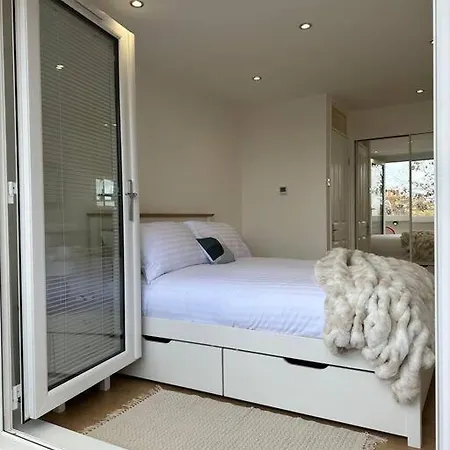 Stylish, Smart & Fun 4 Bed Apartment *