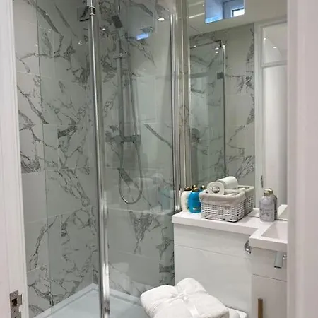 Stylish, Smart & Fun 4 Bed Apartment