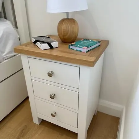 Stylish, Smart & Fun 4 Bed Apartment *