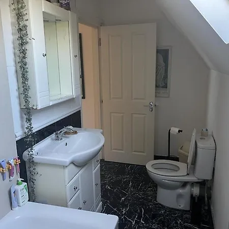 Apartment 2 Bedroom Floor Flat, West Dulwich Free Street Parking *