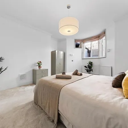 Harrods 2 Bed Lux Flat W/patio