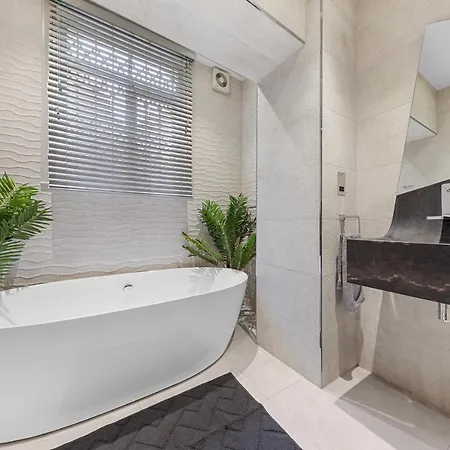 Harrods 2 Bed Lux Flat W/patio