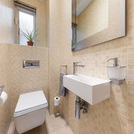 Apartment Harrods 2 Bed Lux Flat W/patio