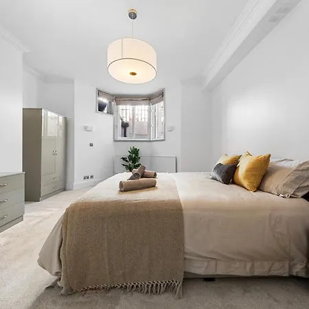 Harrods 2 Bed Lux Flat W/patio Apartment *
