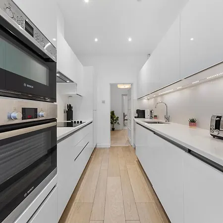 Apartment Harrods 2 Bed Lux Flat W/patio