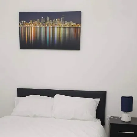 Modern Stylish Two Bedroom Apartment *