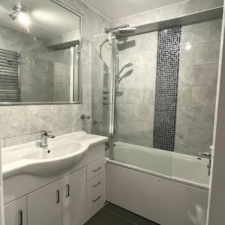 Modern Stylish Two Bedroom Apartment Beckenham