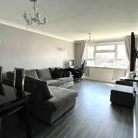 Apartment Modern Stylish Two Bedroom *