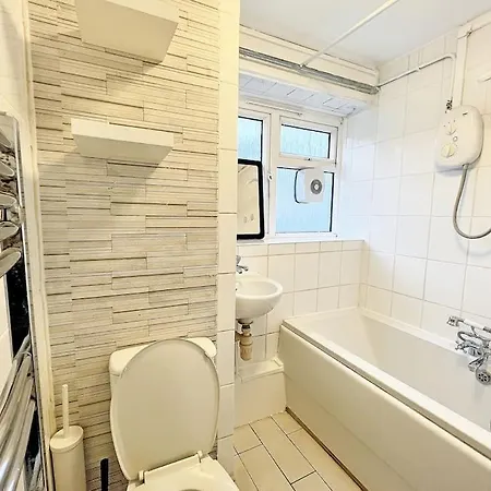 Cosy Sleeps 5 * Croydon