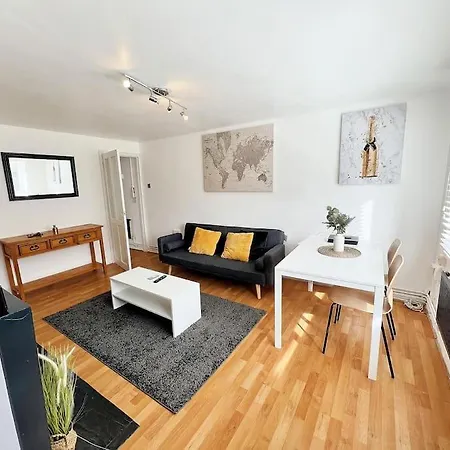 Cosy Sleeps 5 Apartment Croydon