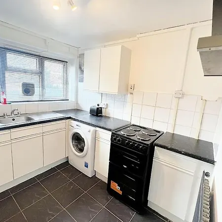 Cosy Sleeps 5 * Croydon