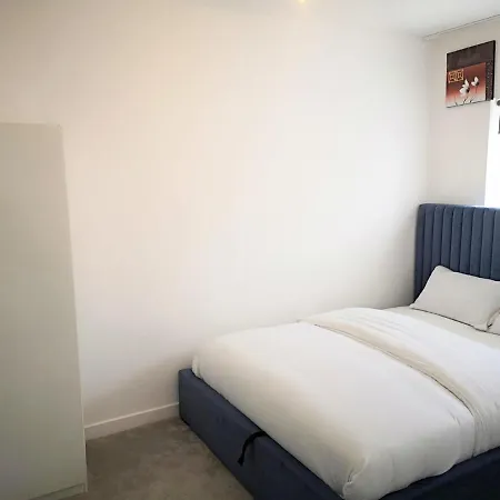 Deluxe 5 Bedroom House In Harrow, Parking, Sleeps 8, 30mins To London