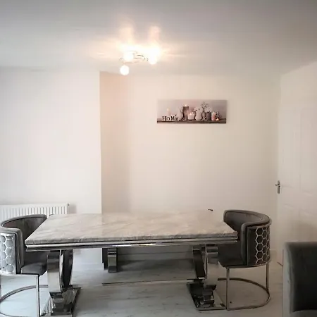 Deluxe 5 Bedroom House In Harrow, Parking, Sleeps 8, 30mins To London Apartment
