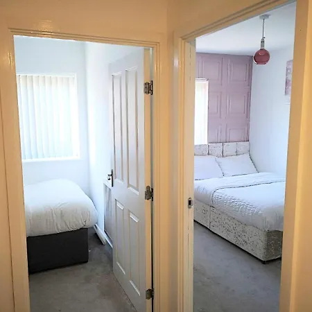 Deluxe 5 Bedroom House In Harrow, Parking, Sleeps 8, 30mins To London *