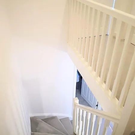 Apartment Deluxe 5 Bedroom House In Harrow, Parking, Sleeps 8, 30mins To London *