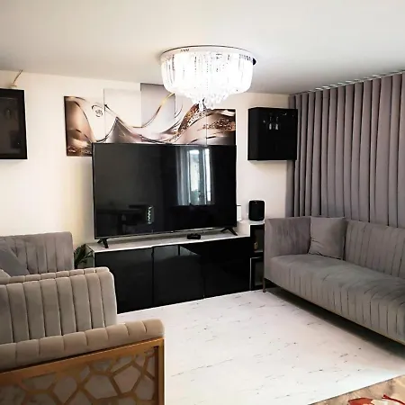 Deluxe 5 Bedroom House In Harrow, Parking, Sleeps 8, 30mins To London Apartment *